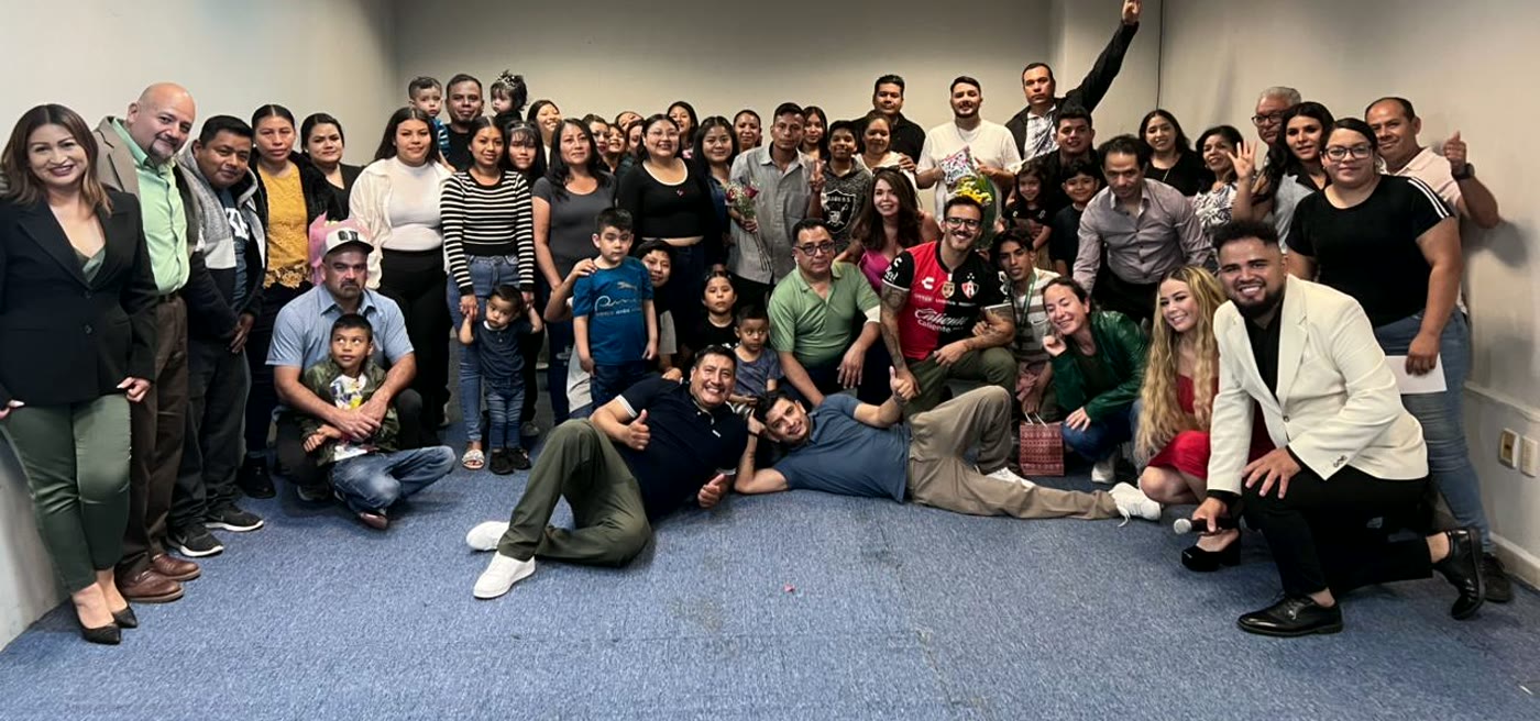 Otro grupo numeroso de Kairos reunido en un salón, algunos de pie y otros sentados en el suelo, celebrando el cierre.